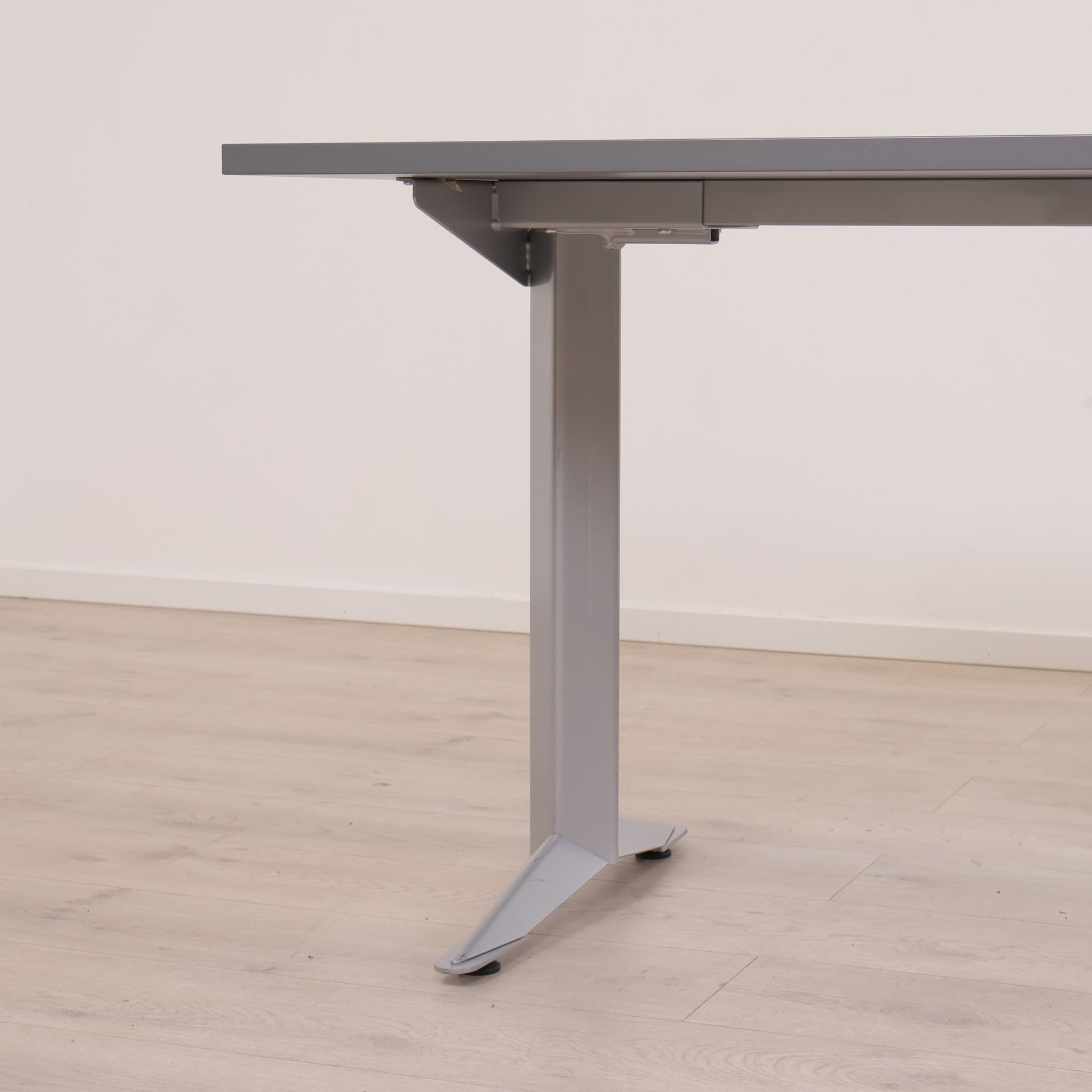 120x80 cm, helgrått skrivebord
