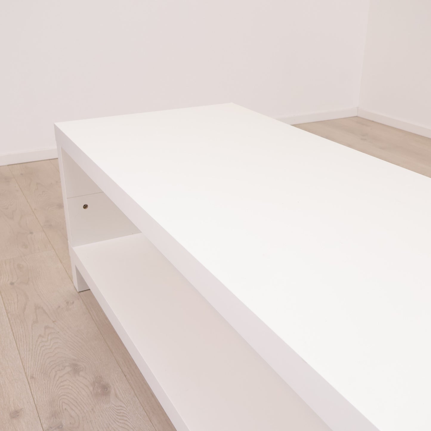 Hvit, minimalistisk TV-benk