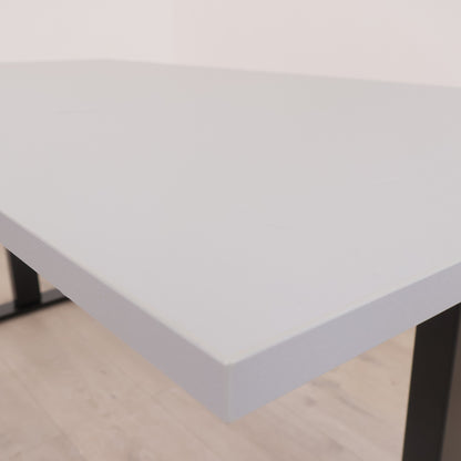 160x80 cm, elektrisk hev/senk skrivebord. Grå/sort