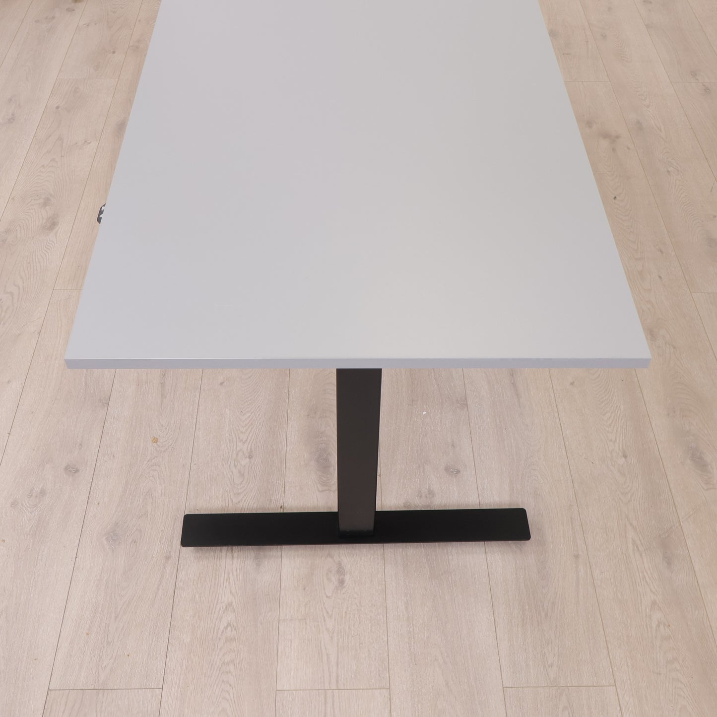 160x80 cm, elektrisk hev/senk skrivebord. Grå/sort