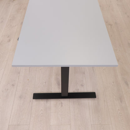 160x80 cm, elektrisk hev/senk skrivebord. Grå/sort