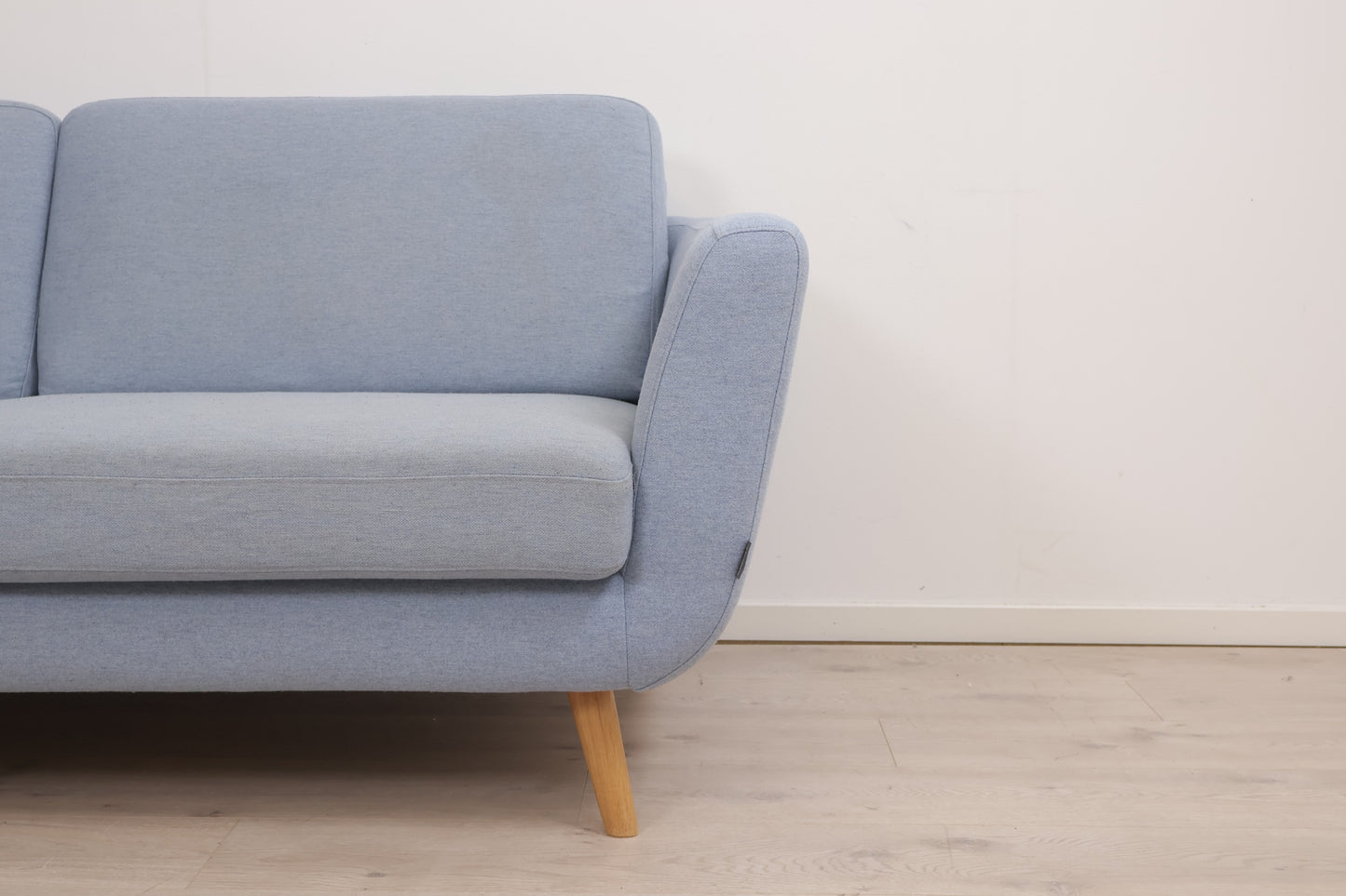 Nyrenset | Lys blå 2,5-seter sofa med eikebein