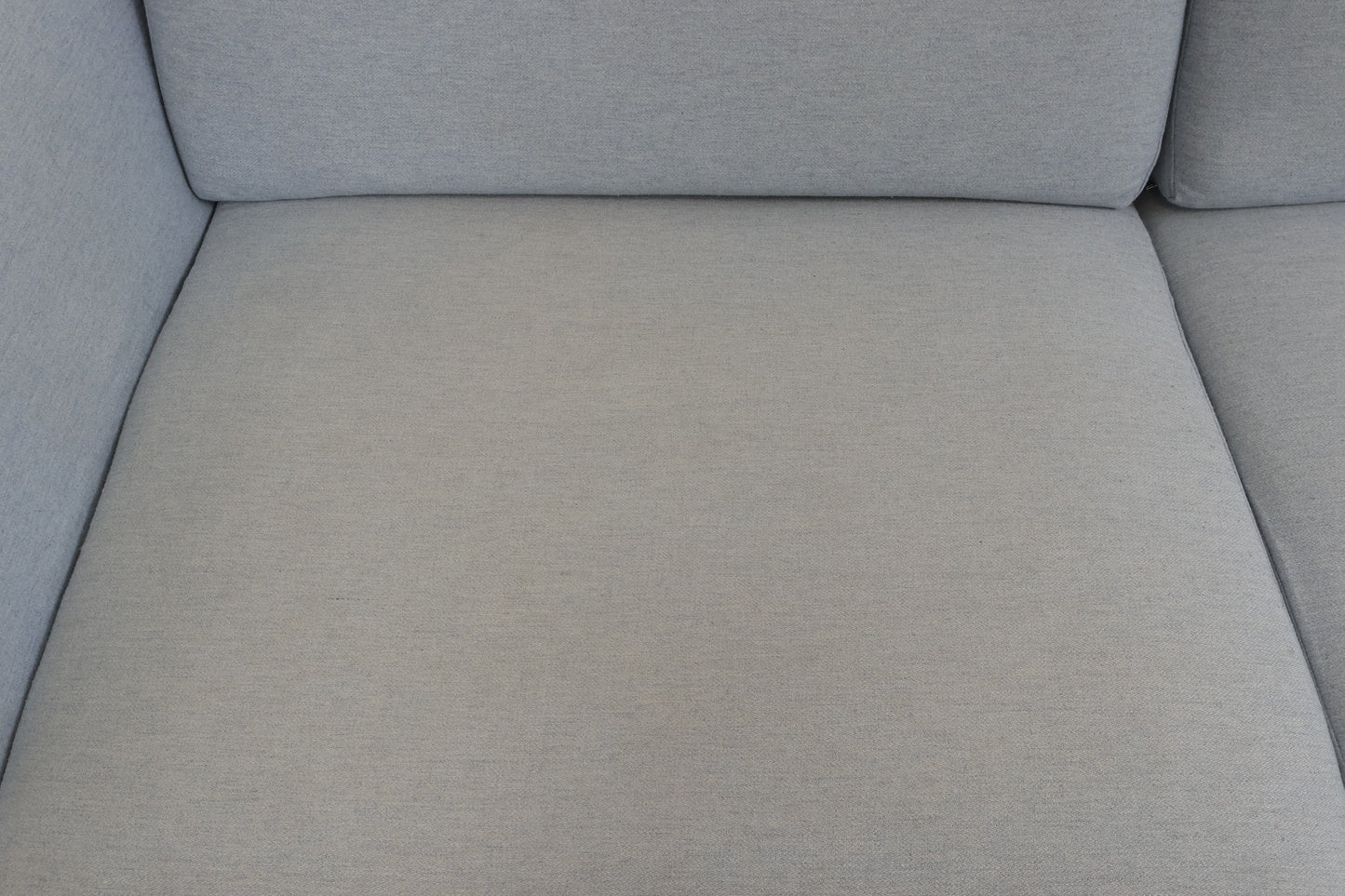 Nyrenset | Lys blå 2,5-seter sofa med eikebein
