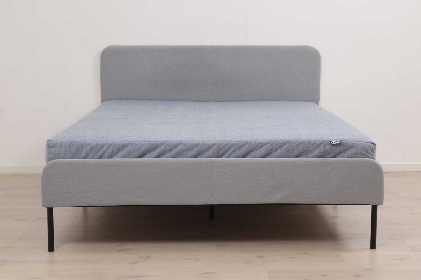 Nyrenset | Lys grå IKEA rammeseng 140cm x 200cm med gavl