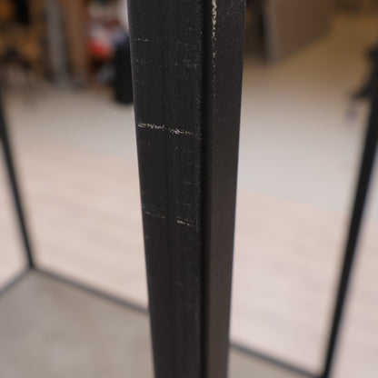 Elegant og moderne hylle med justerbare hylleseksjoner