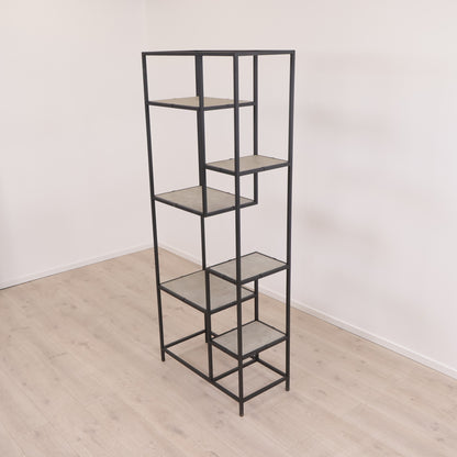 Elegant og moderne hylle med justerbare hylleseksjoner
