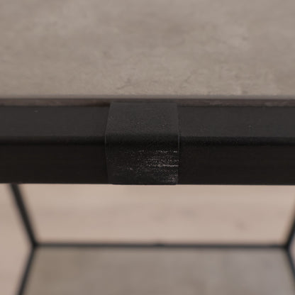 Elegant og moderne hylle med justerbare hylleseksjoner