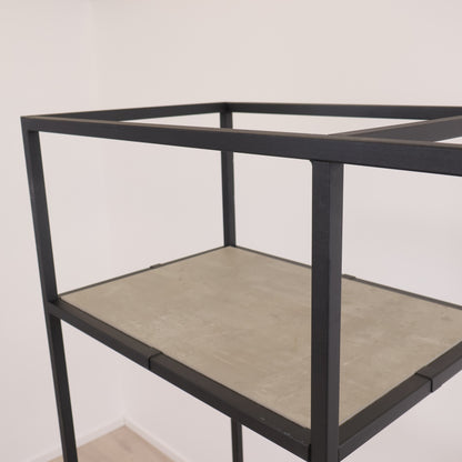 Elegant og moderne hylle med justerbare hylleseksjoner