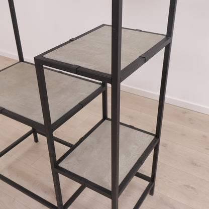 Elegant og moderne hylle med justerbare hylleseksjoner