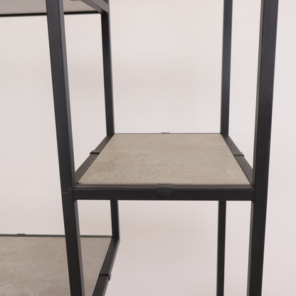 Elegant og moderne hylle med justerbare hylleseksjoner