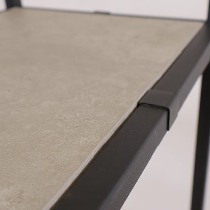 Elegant og moderne hylle med justerbare hylleseksjoner