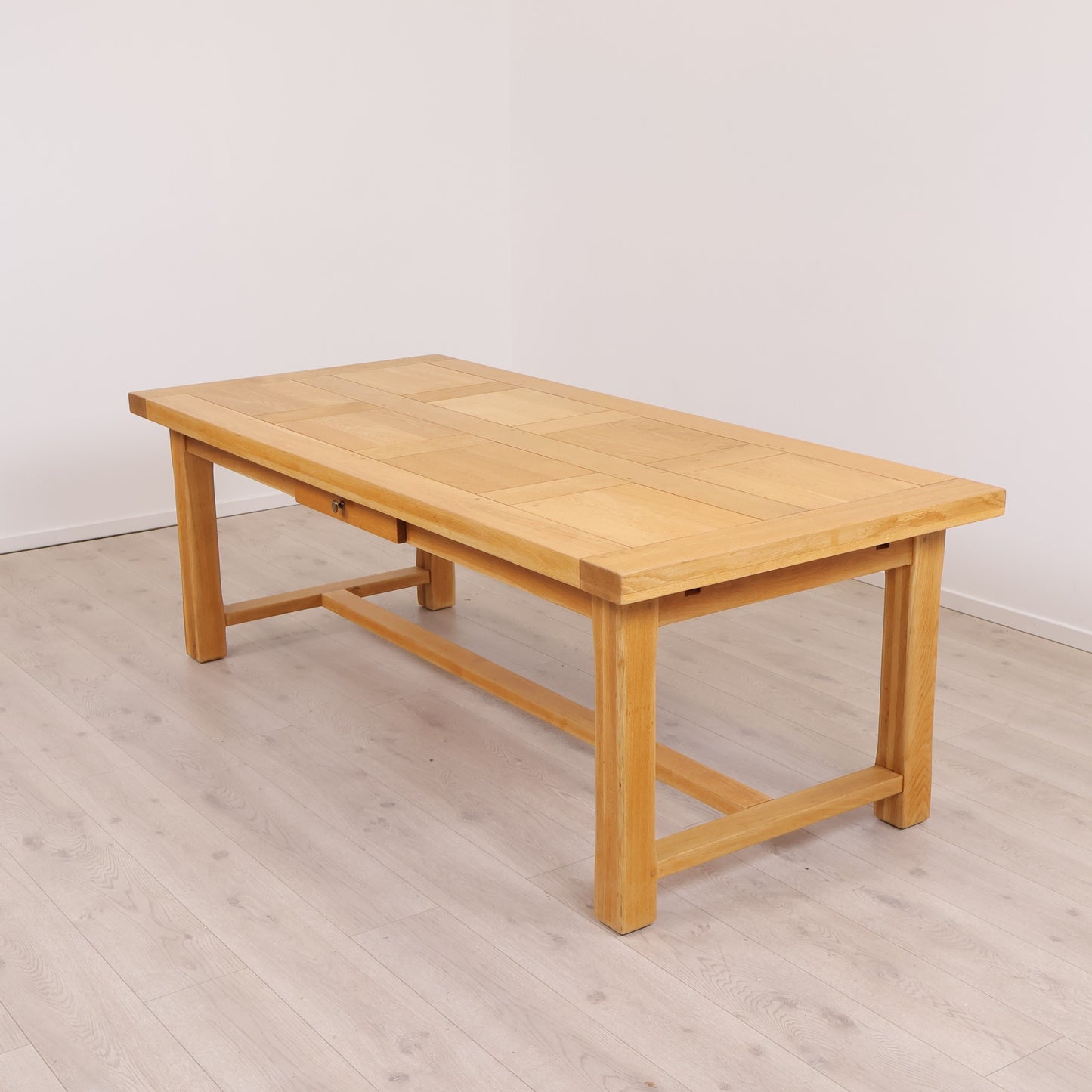 220/320x108 cm, Romslig og solid spisebord med tilleggsplater