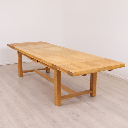 220/320x108 cm, Romslig og solid spisebord med tilleggsplater