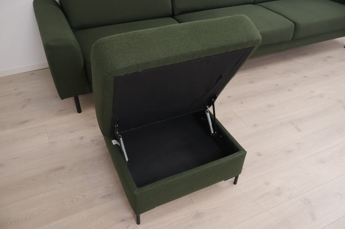 Nyrenset | Mørk grønn 3-seter sofa med puff
