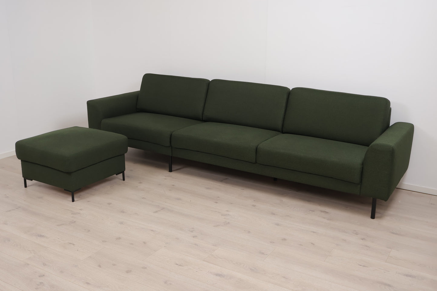 Nyrenset | Mørk grønn 3-seter sofa med puff