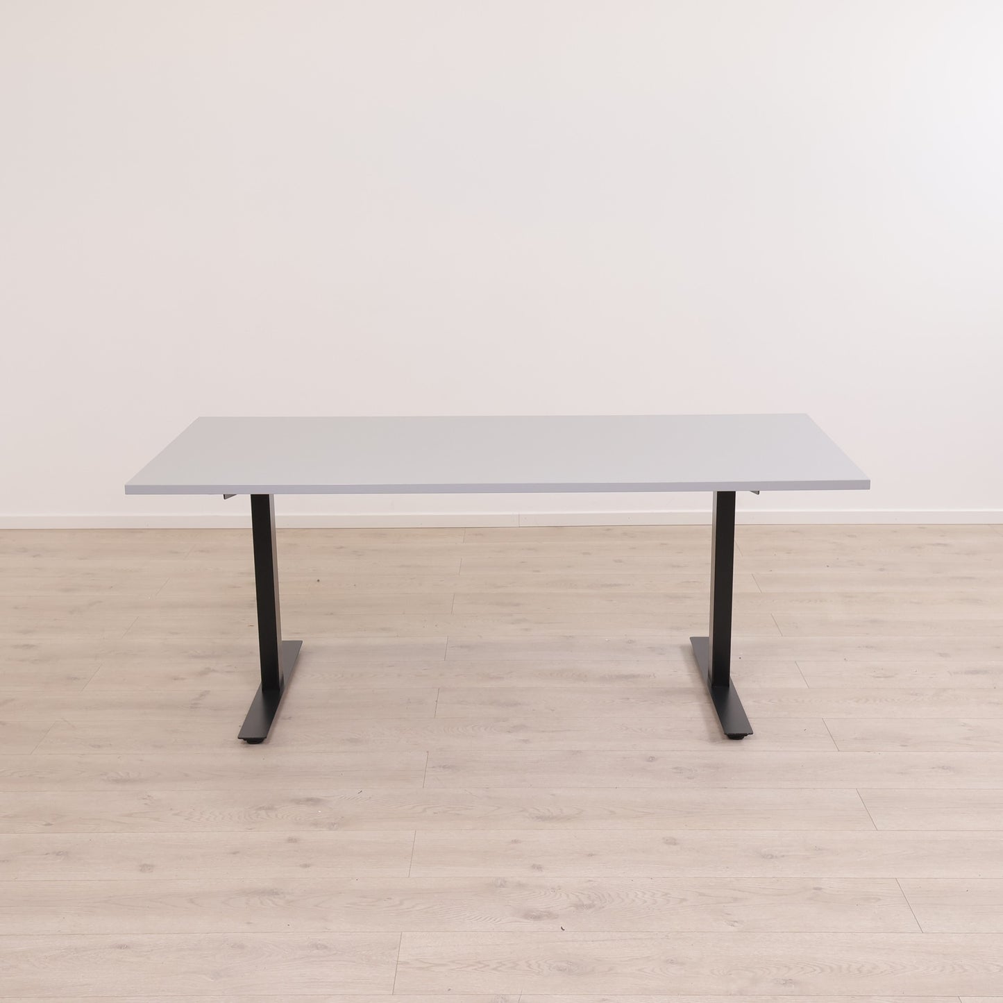 180x80 cm, elektrisk hev/senk skrivebord med sort understell