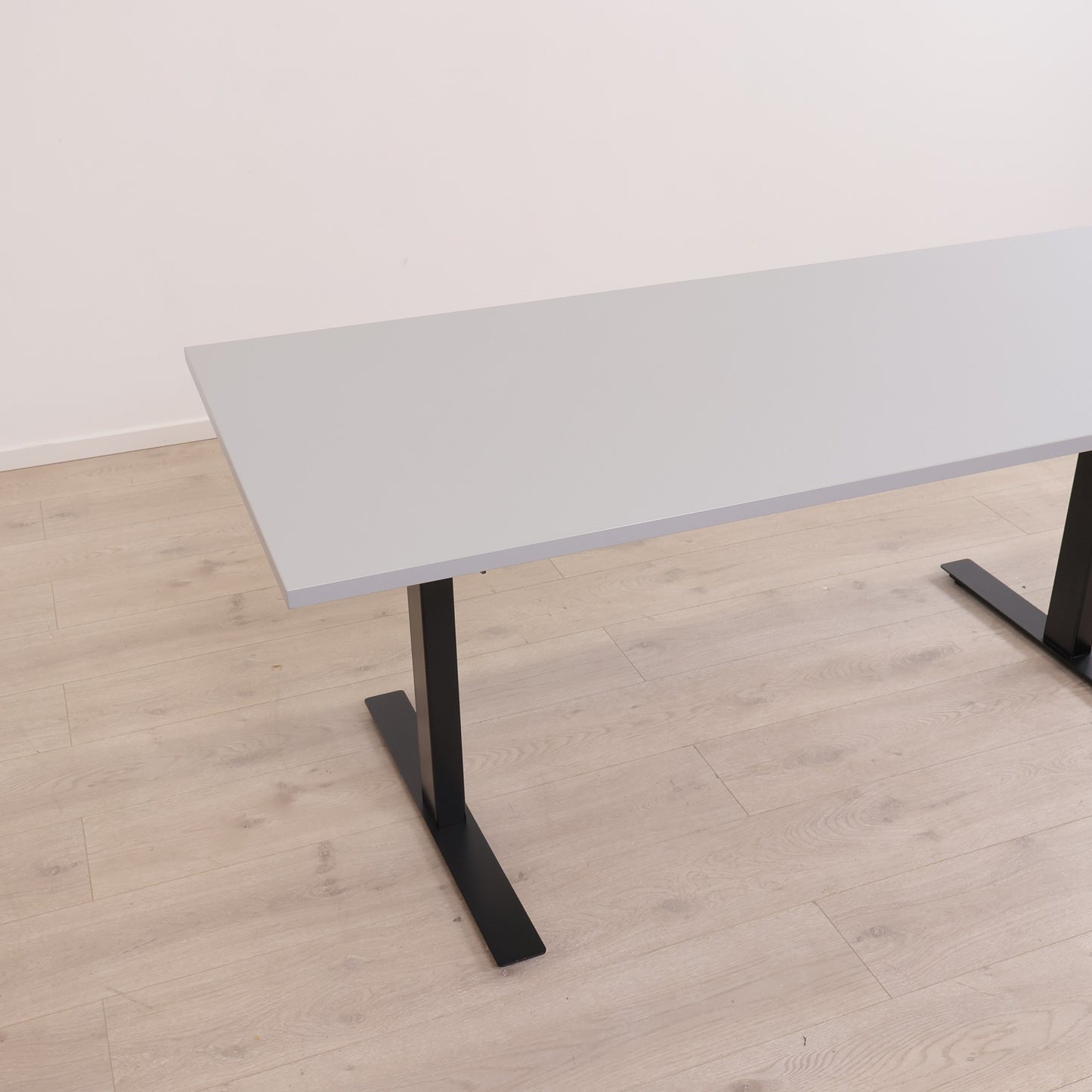 180x80 cm, elektrisk hev/senk skrivebord med sort understell