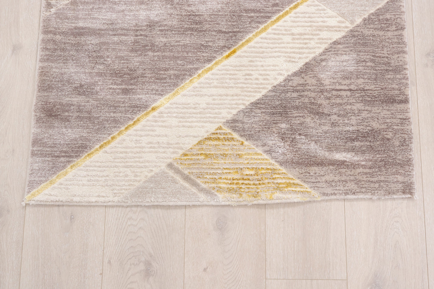 Nyrenset | Beige gulvteppe med detaljer i gull, 100x150cm