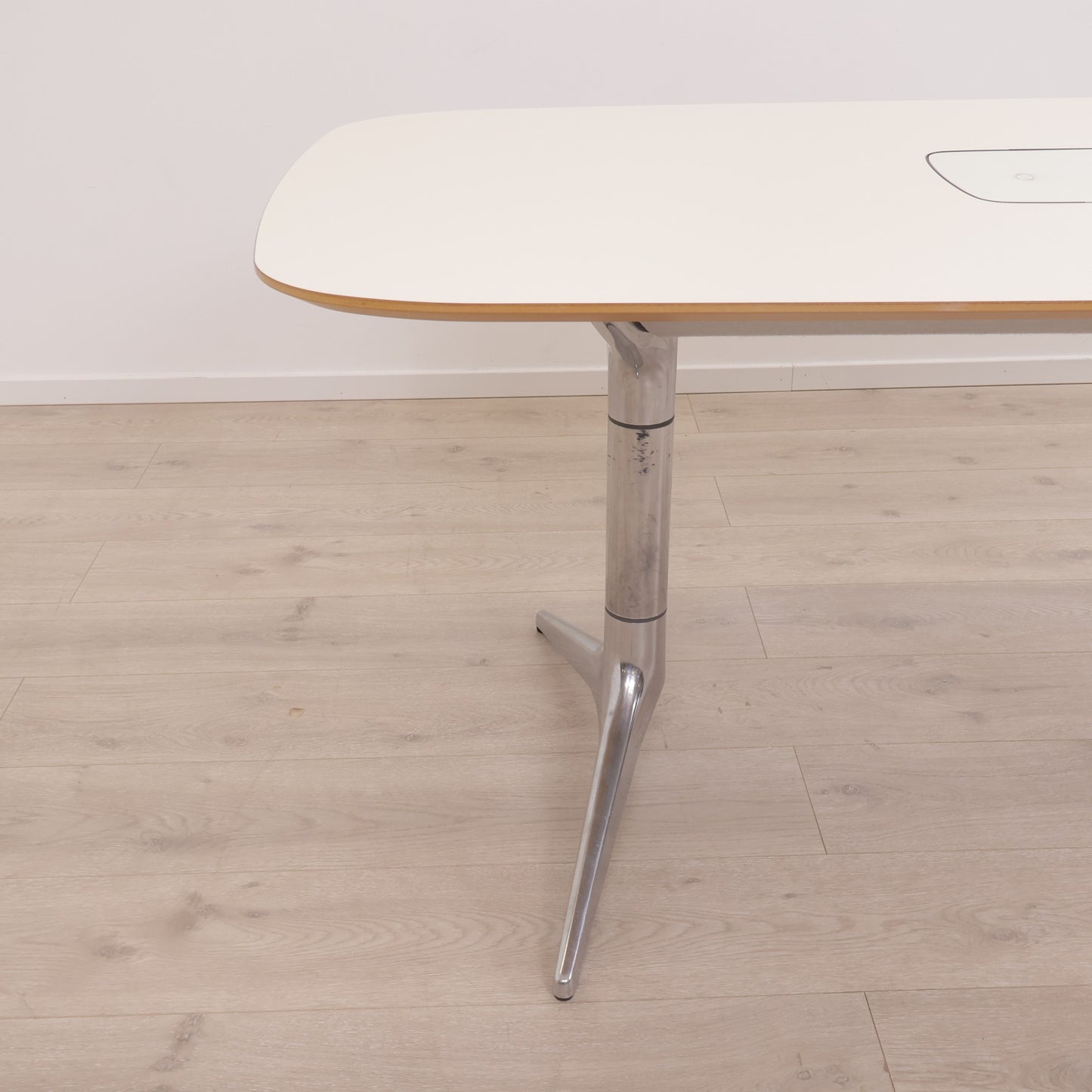 210x80 cm, ovalt møtebord med kabelluke