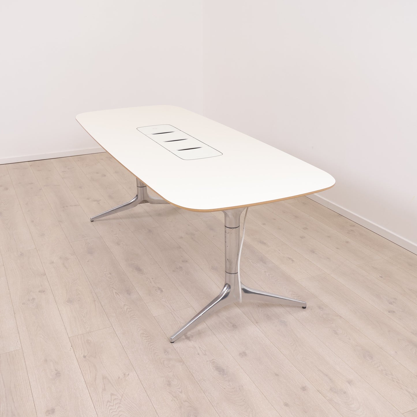 210x80 cm, ovalt møtebord med kabelluke