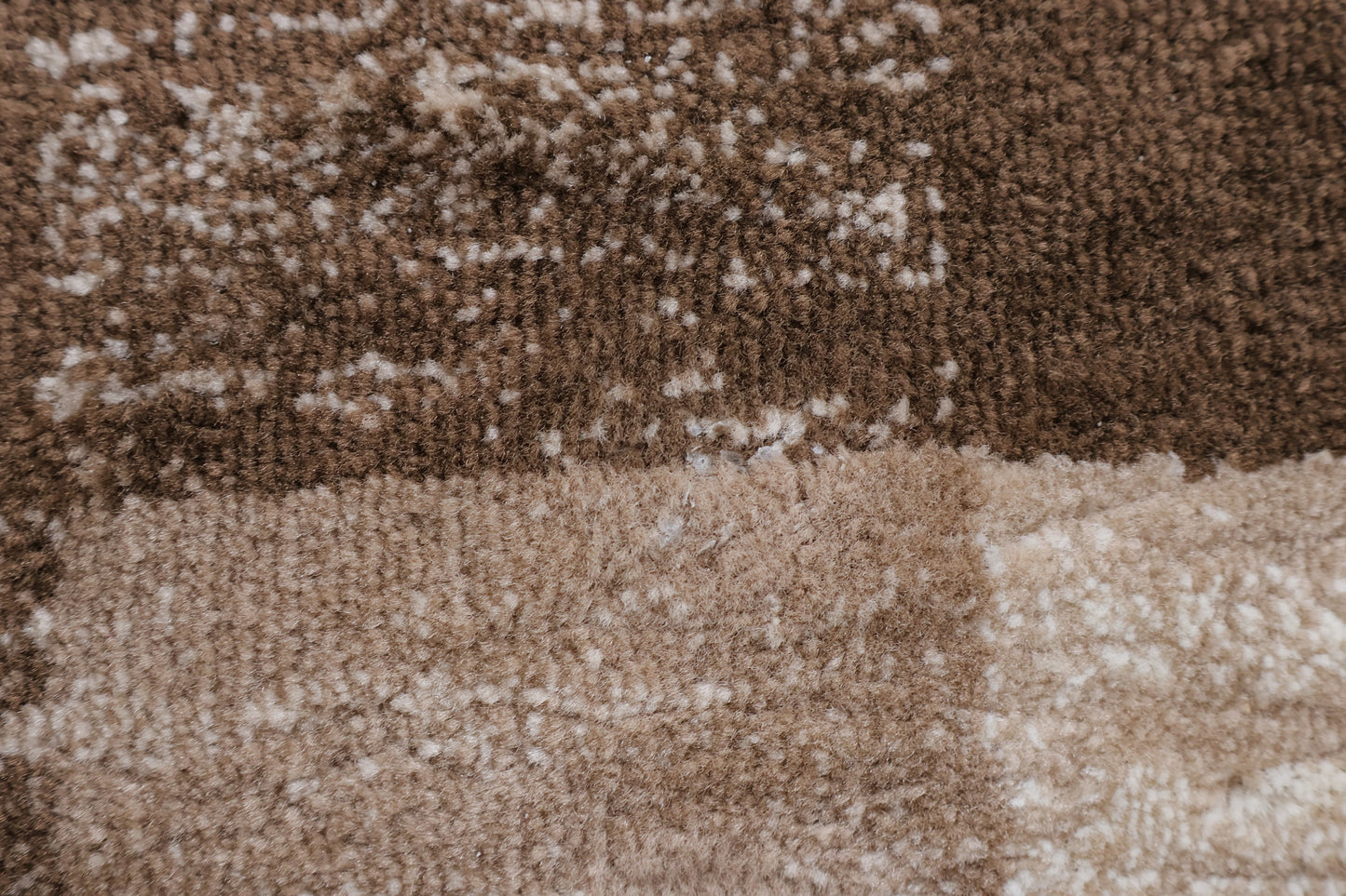 Nyrenset | Stort rutete Rosalinda gulvteppe i nyanser av brunt