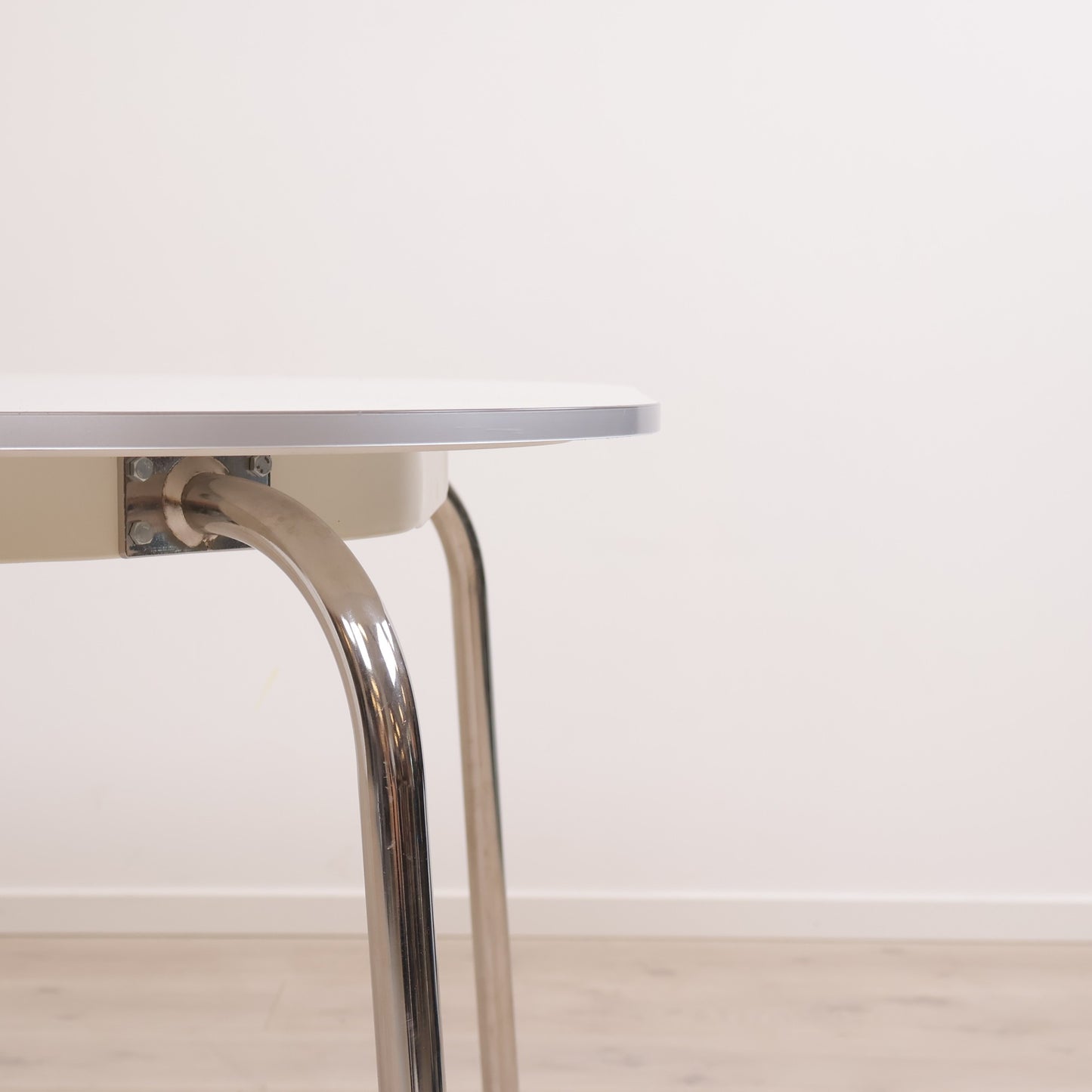 Kvalitetssikret | Hvitt bord med stikkontakt