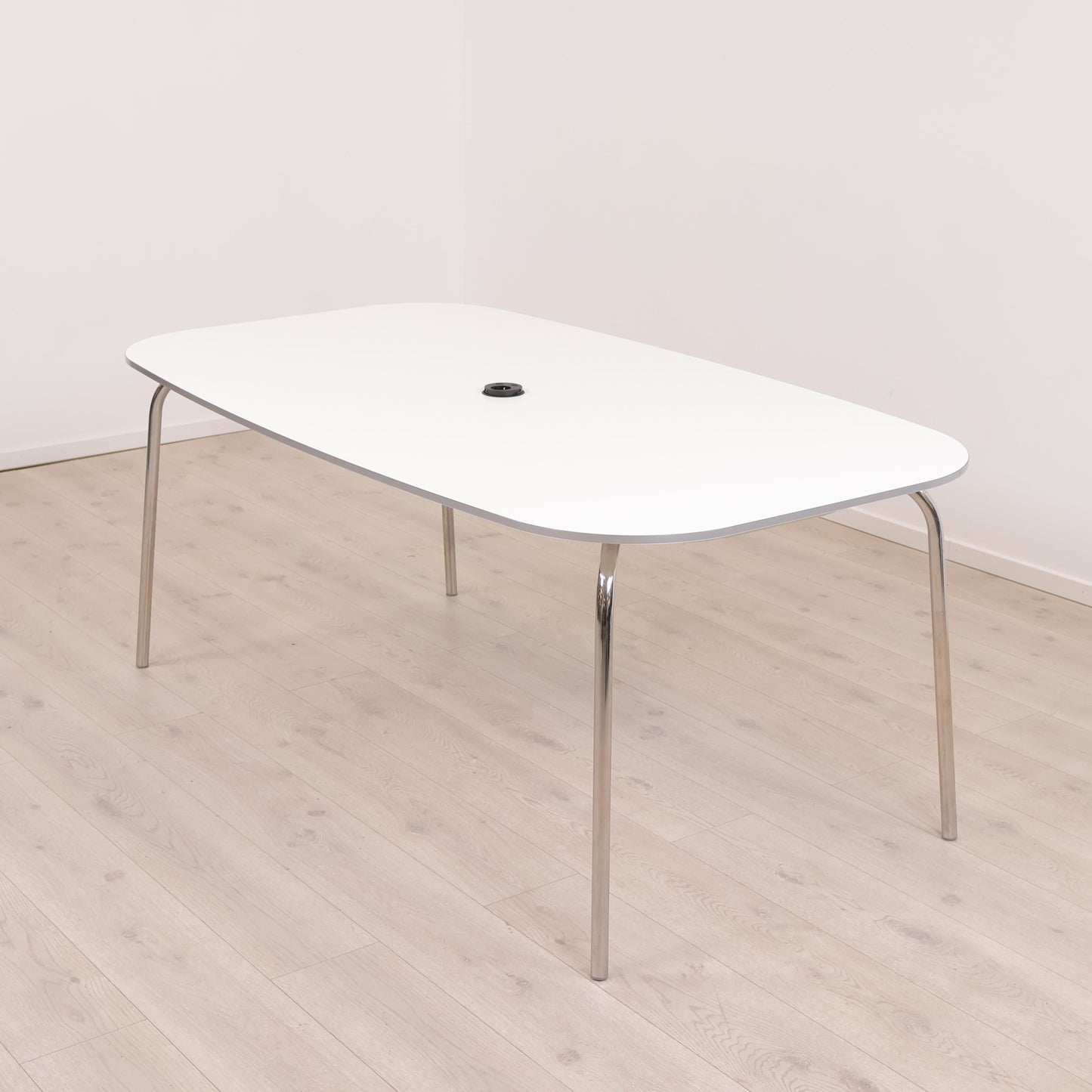 Kvalitetssikret | Hvitt bord med stikkontakt
