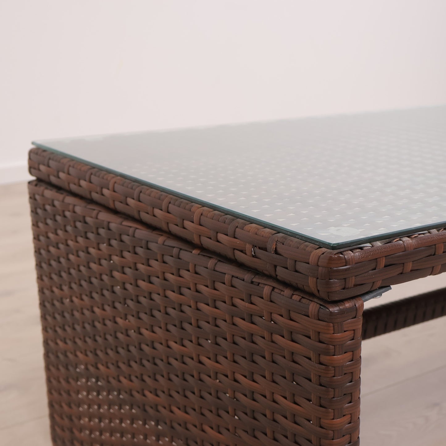 Glassbord på brunt nettingunderstell til utebruk