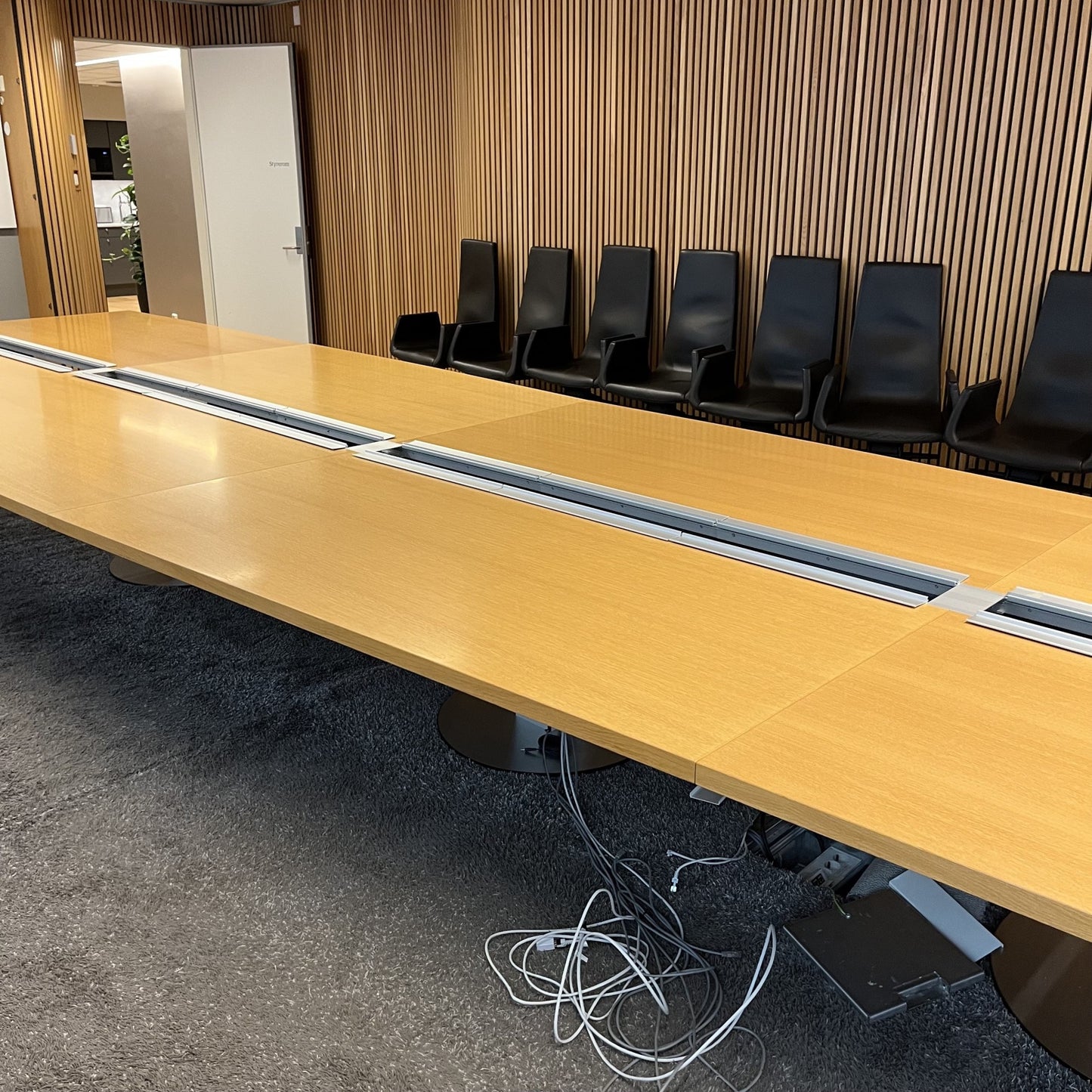 Fri montering | Stort møtebord, 9 meter. 24-30 personer