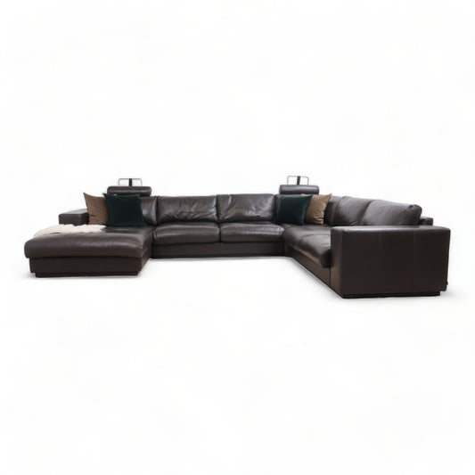 Nyrenset | Romslig mørk brun Bolia Sepia u-sofa med sjeselong i skinn