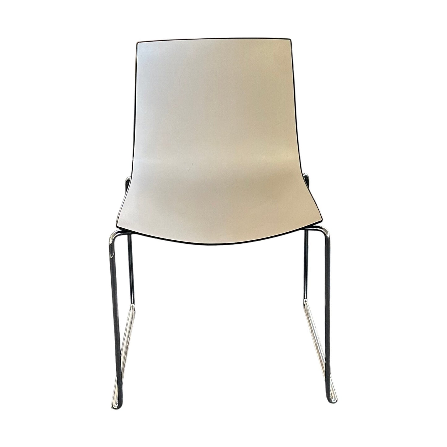 Catifa 46 møteromsstol fra Arper, hvit med sort ramme