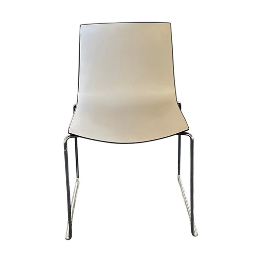 Catifa 46 møteromsstol fra Arper, hvit med sort ramme