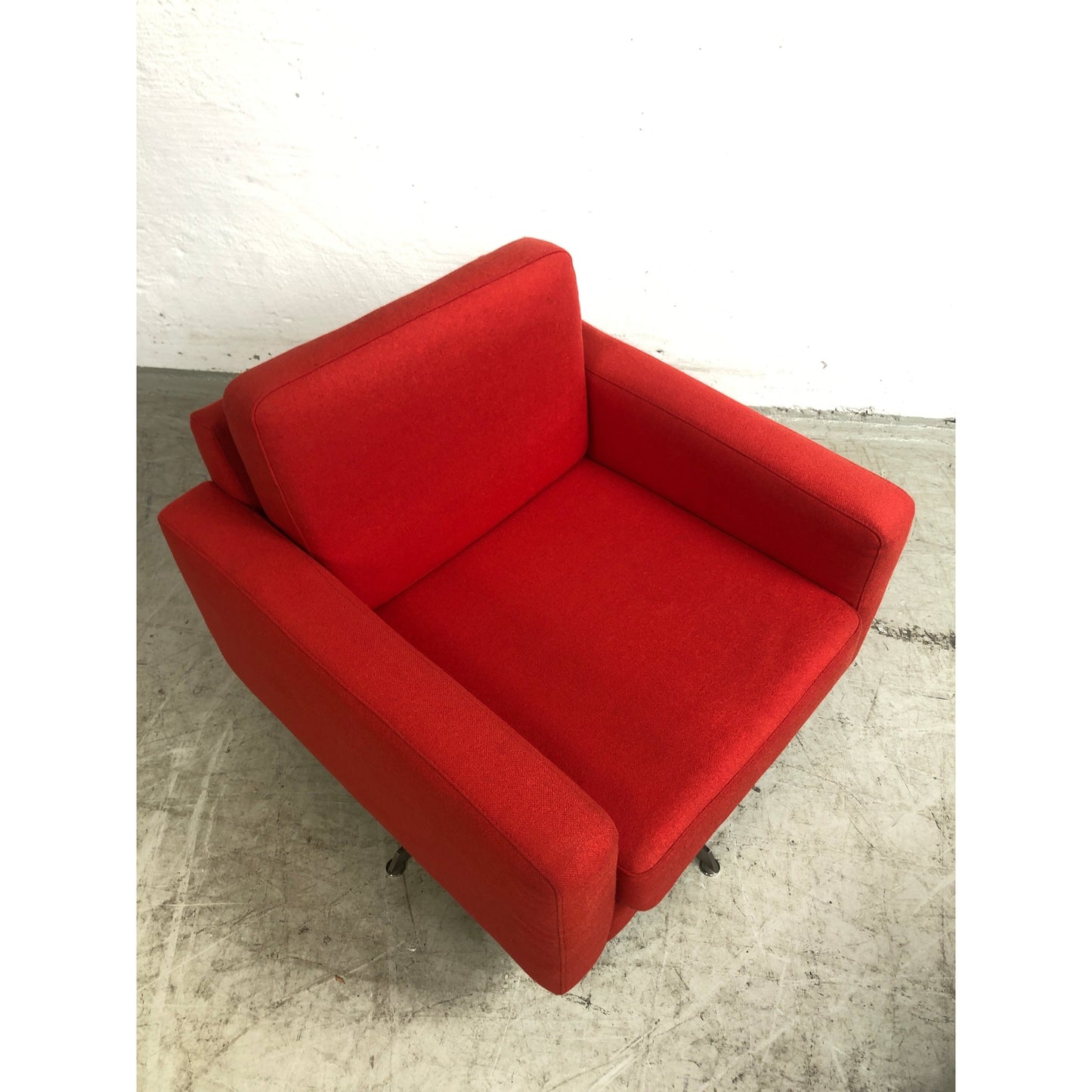 Bolia lenestol i rødt ullstoff