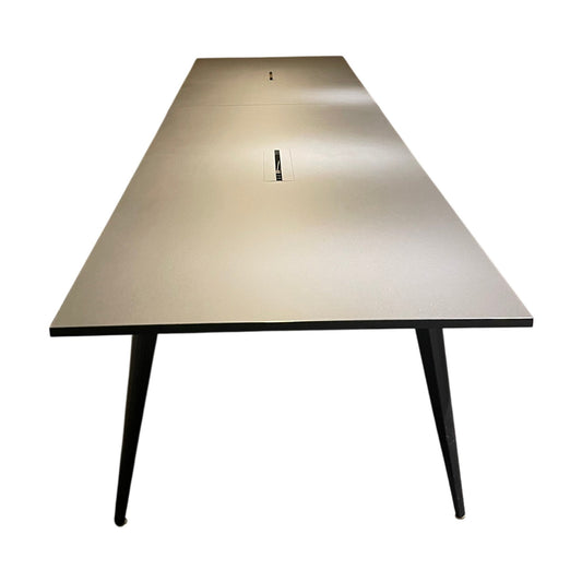 Svart trapesformet møtebord fra Edsbyn, laminat, 600x150 cm