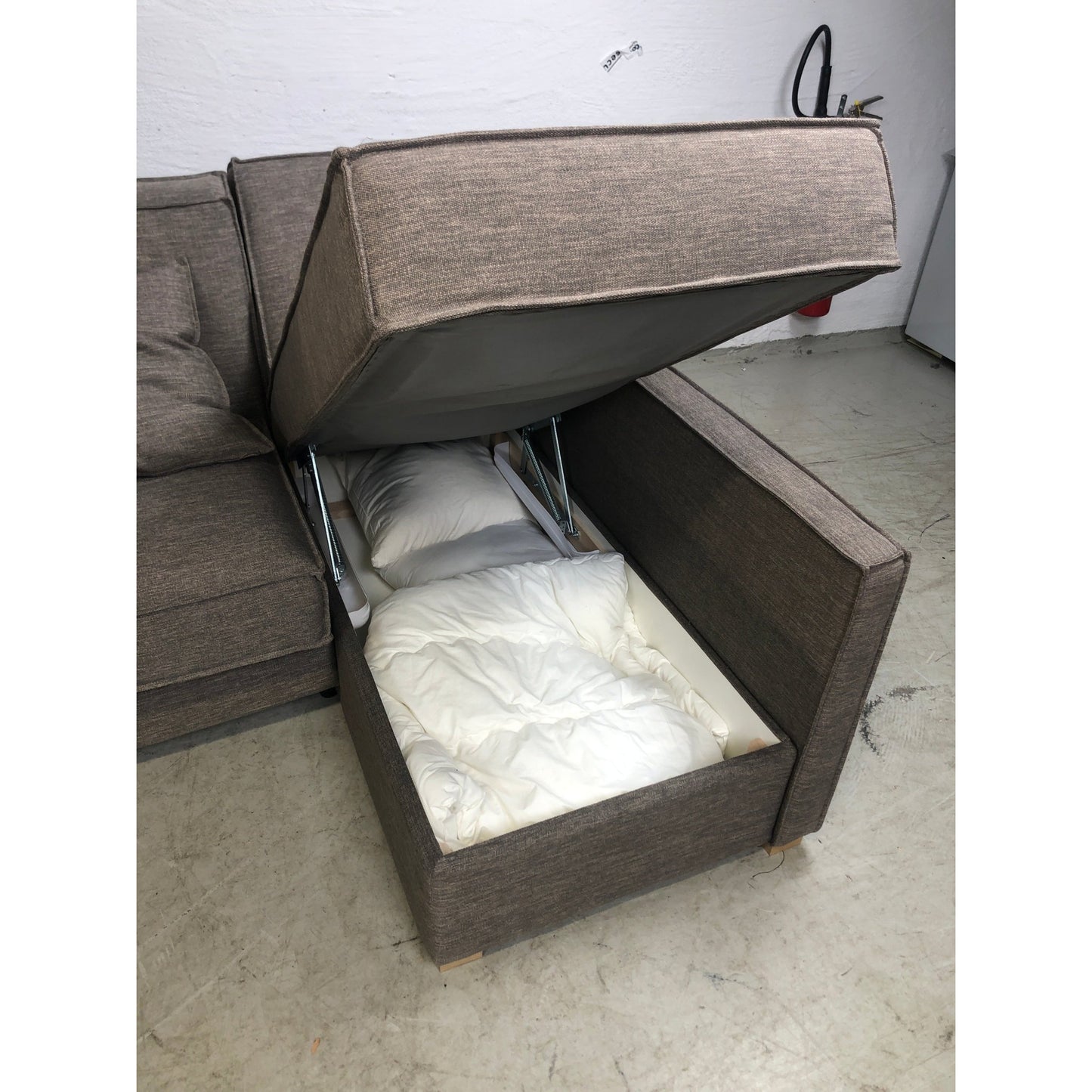 Jordfarget sovesofa