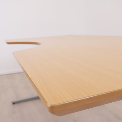 180x90 cm, elektrisk hev/senk skrivebord med magebue og kabelluke