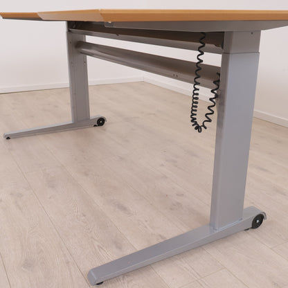 180x90 cm, elektrisk hev/senk skrivebord med magebue og kabelluke