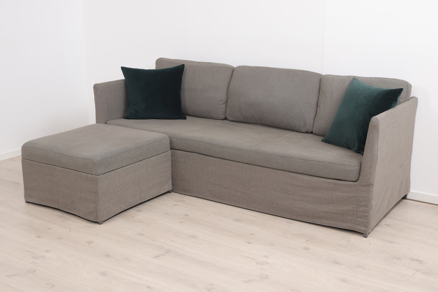 Nyrenset | Grå 3-seter sofa med puff med oppbevaring