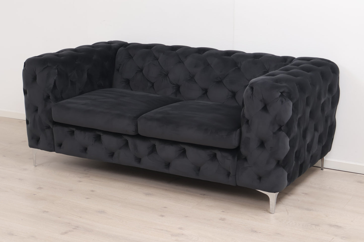Nyrenset | Sort Bella 2-seter sofa i velur