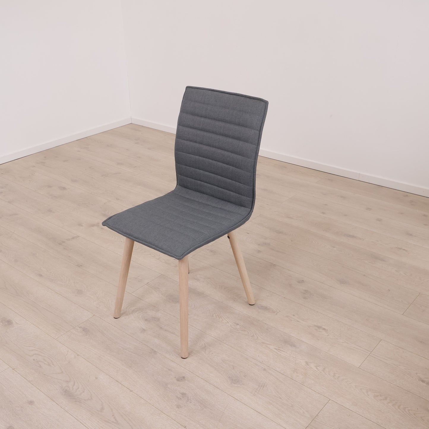 Karla spisestol, grå stoff