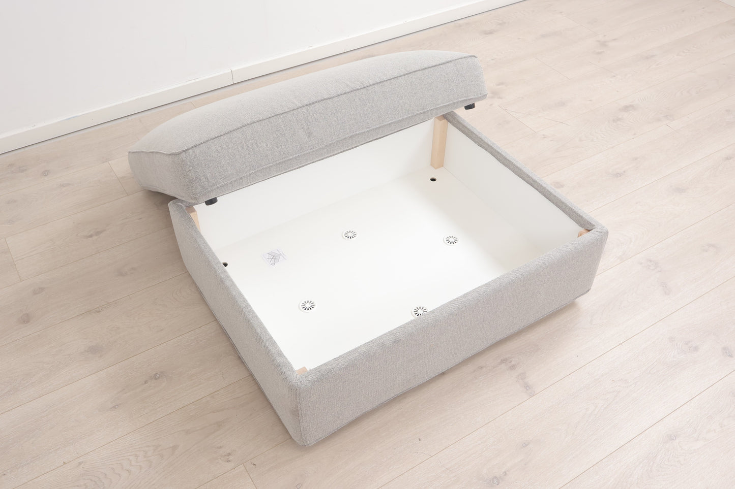 Nyrenset | Lys grå IKEA Kivik puff med oppbevaring