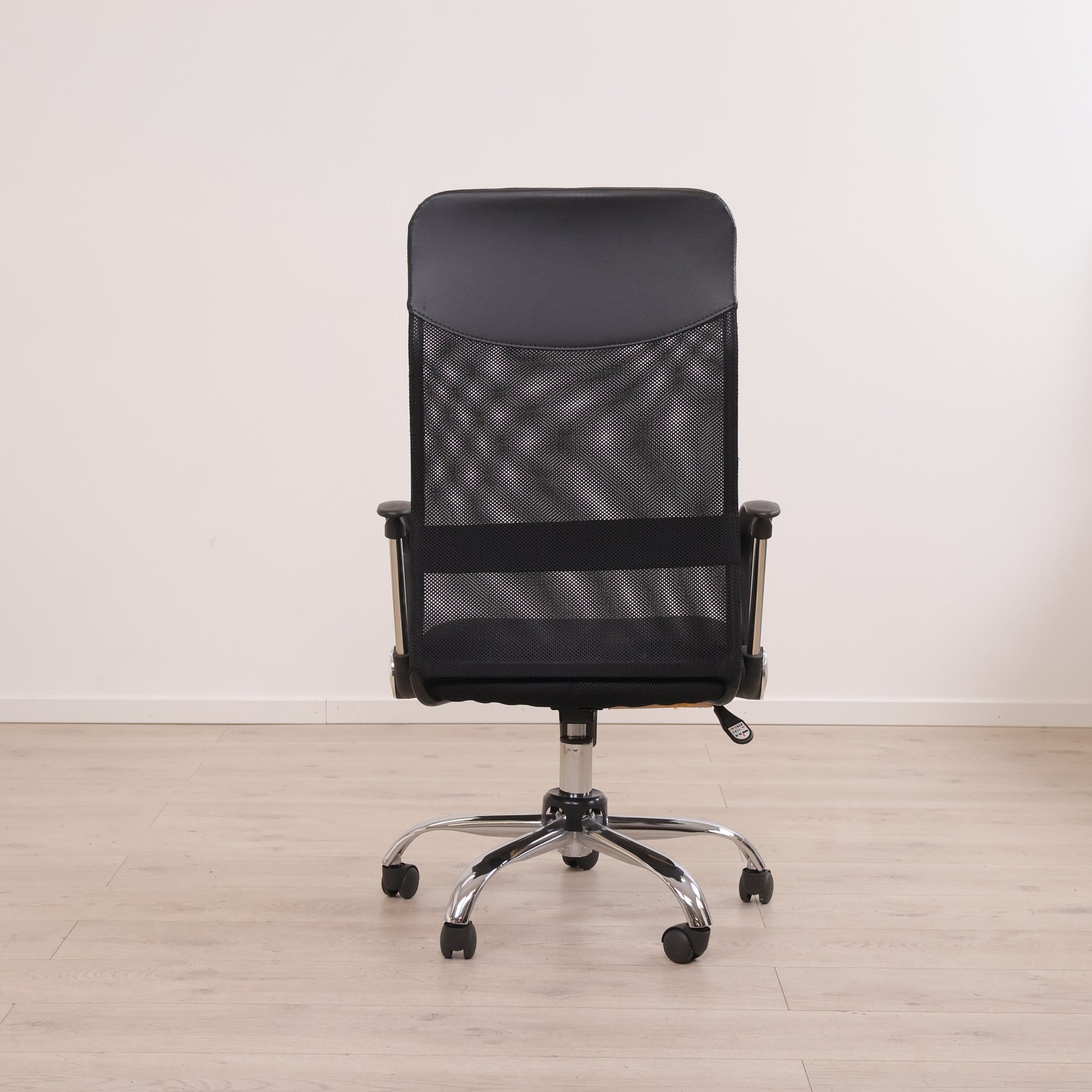 Enkel kontorstol med mesh-rygg