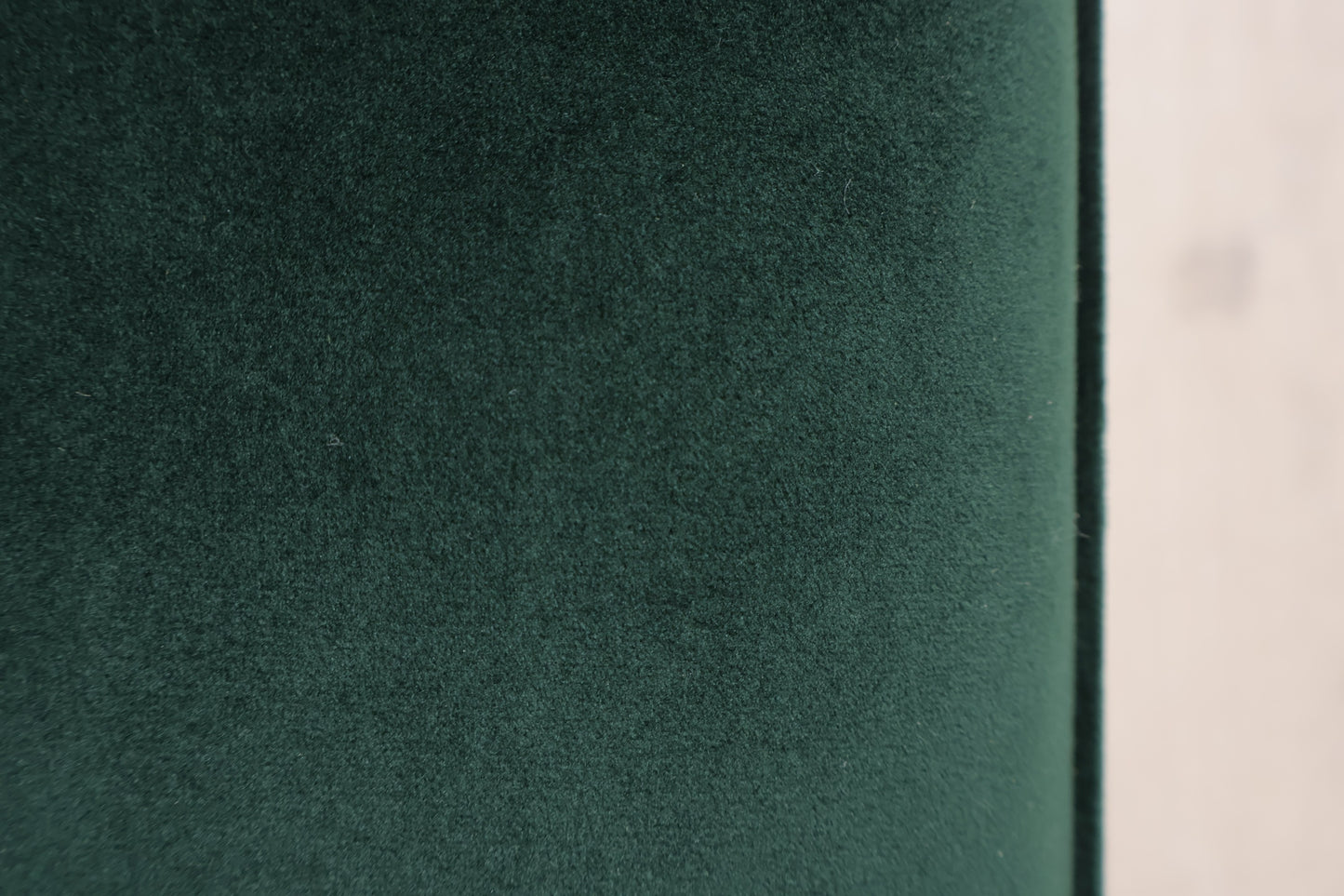 Nyrenset | Mørk grønn Harper sjeselongsofa i velur fra Sofacompany