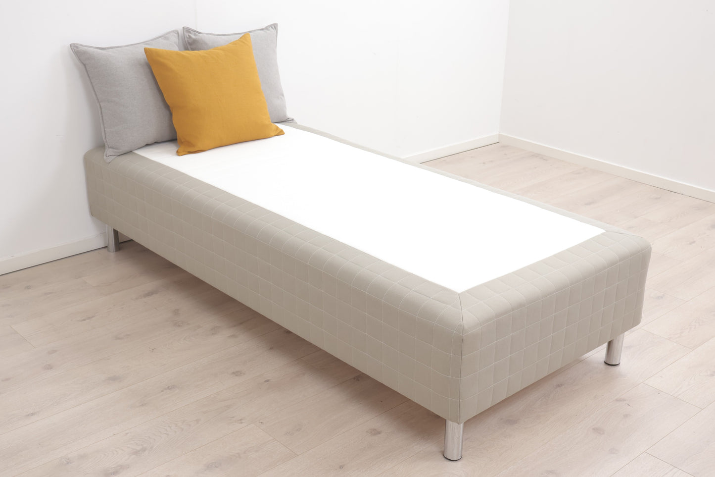 Nyrenset | Grå IKEA Skårer seng 90cm x 200cm