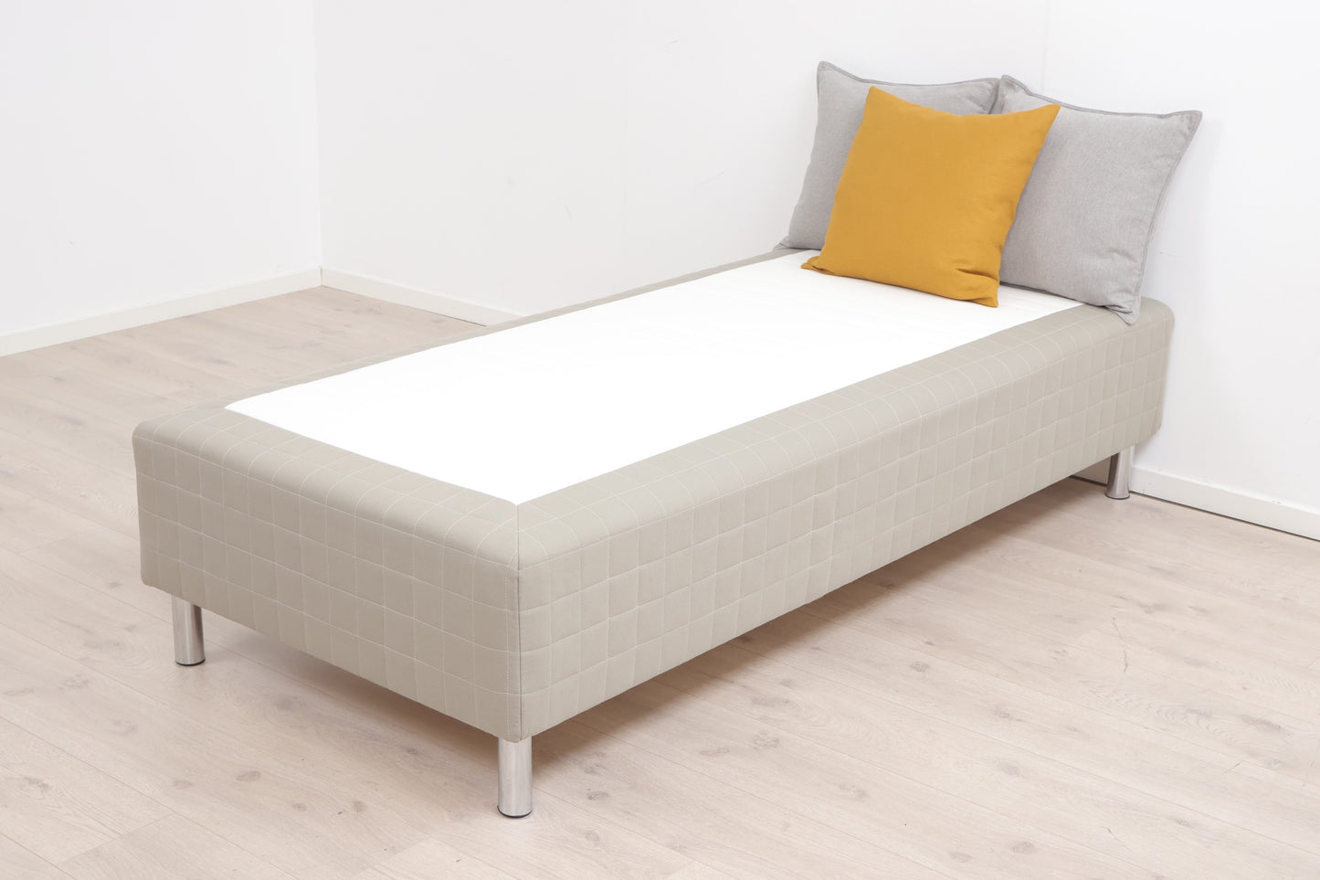 Nyrenset | Grå IKEA Skårer seng 90cm x 200cm