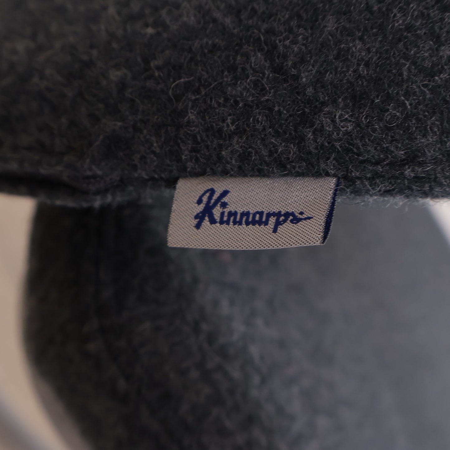 Nyrenset | Kinnarps Plus møtestol med mykt sete og armlener
