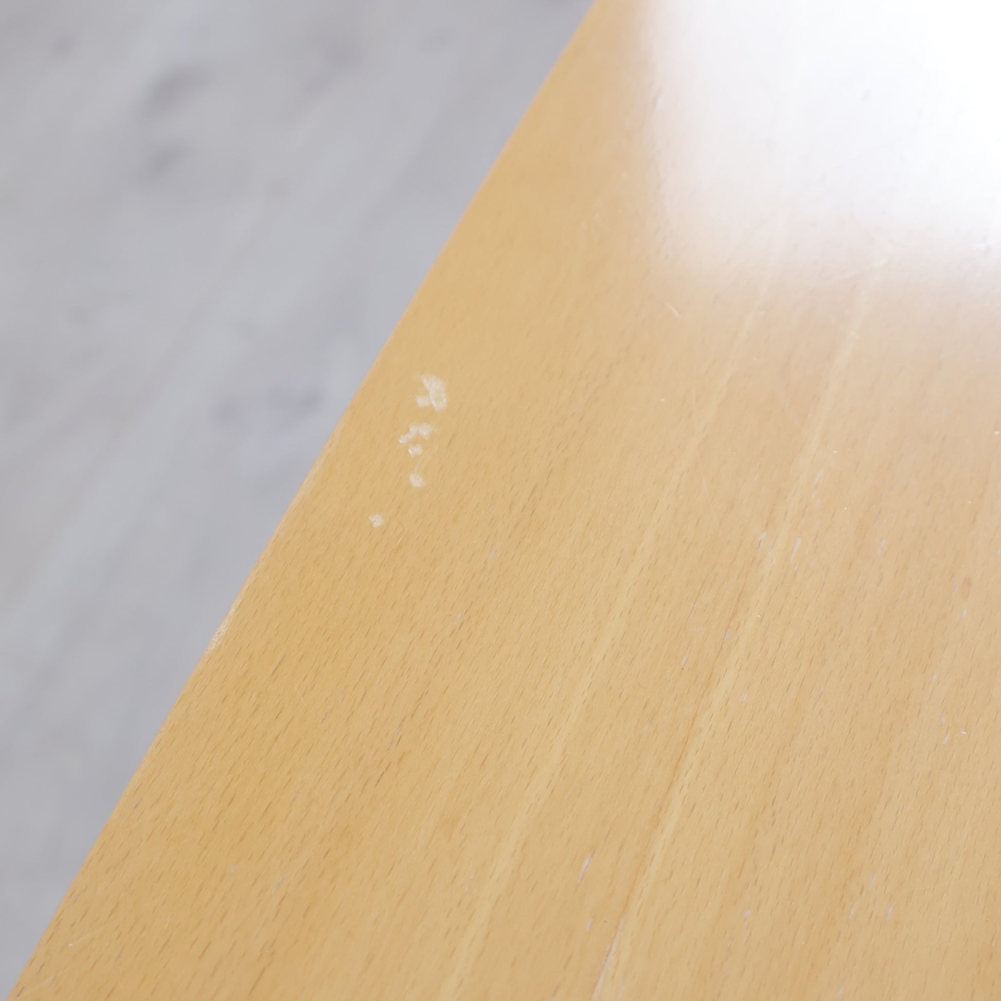 Kvalitetssikret | Manuelt hev/senk skrivebord med oval bordplate