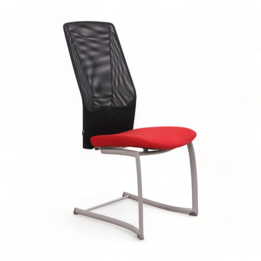 Kinnarps møtestol med rødt sete og mesh-rygg