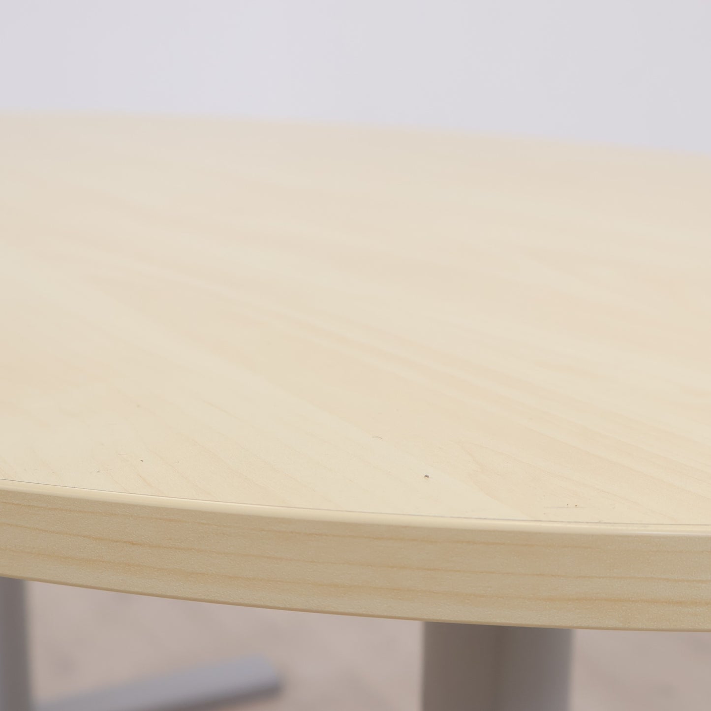 Kvalitetssikret | Ovalt bord med matt grå ben