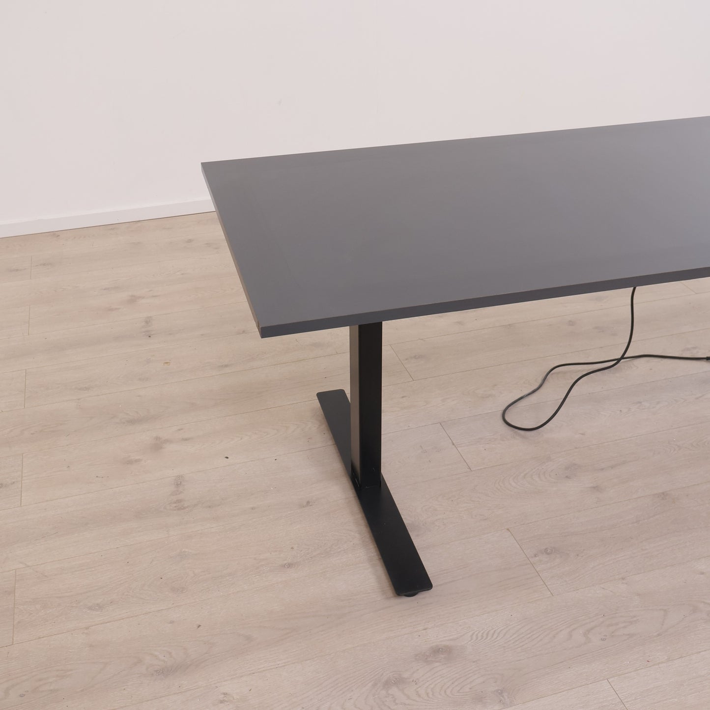 Helsort elektrisk møtebord/skrivebord, 266x74